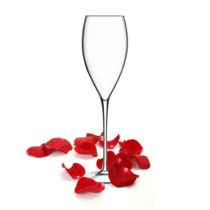 rose-magnifico-champagne-flute-libbey The Magnifico champagne flute by Libbey with rose petals.