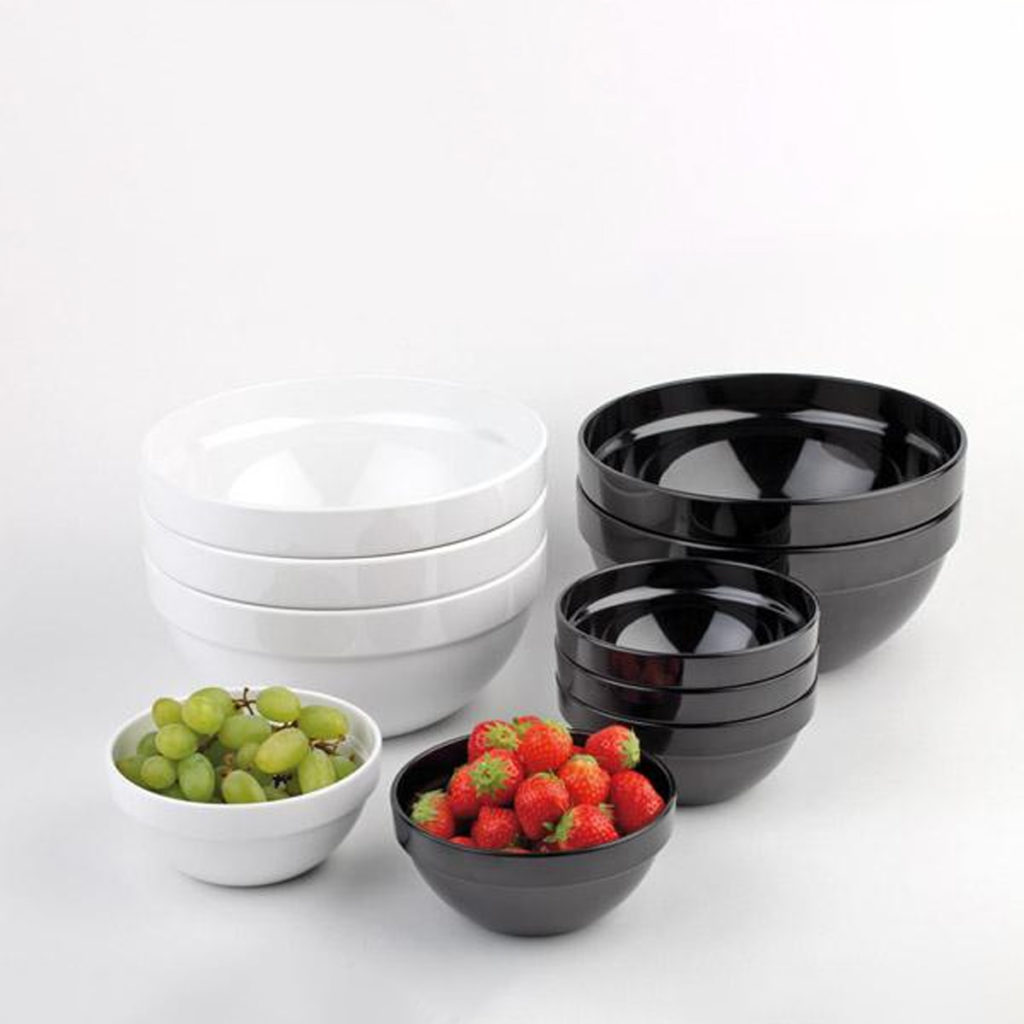 APS's black and white bowls in setting.