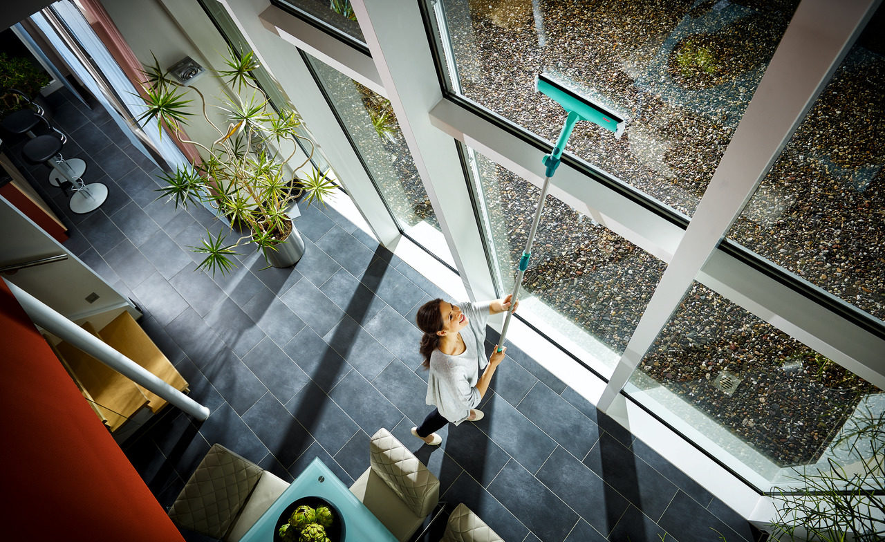 WINDOW WIPER PLUS 3 WITH HANDLE <br> By Leifheit - Image 2